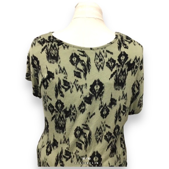 Sans Souci Women’s Short Sleeve Scoop Neck Asymmetric Shredded Hem Top, size M - Picture 4 of 10